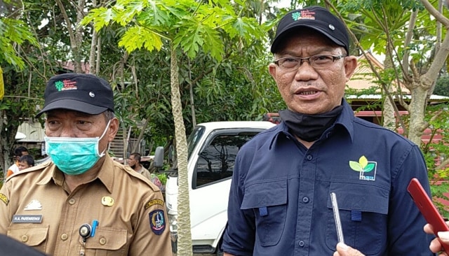 Kepala Dinas Kehutanan Sulsel, Andi Parenrengi (kiri) dan Kepala BPDASHL Jeneberang, M. Tahir Pallawa seusai aksi tanam pohon di Lapangan Culio, Kelurahan Ujung, Kecamatan Liliriaja, Kabupaten Soppeng (dok: istimewa)