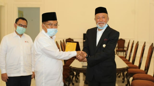 Jusuf Kalla bersama Tgk Malik Mahmud (kanan). Foto: Dok. Humas WN