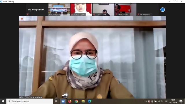 Bupati Lebak, Hj. Iti Octavia Jayabaya, saat membuka kegiatan FGD melalui platform Zoom Meeting. Dok: Bappeda Kabupaten Lebak.