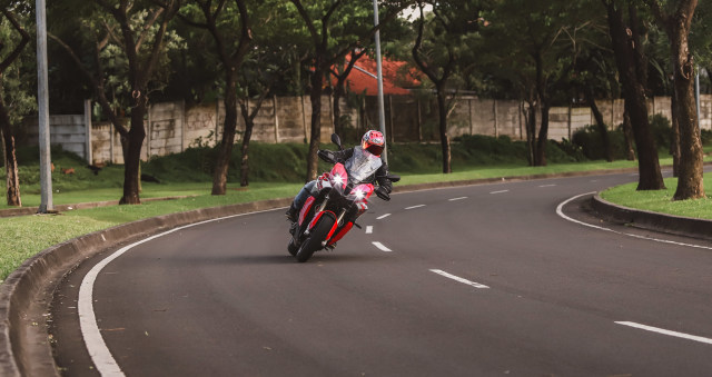 Foto: BMW S1000XR, Moge Sport Touring Berlimpah Fitur Seharga Rp 719 Juta (198892)