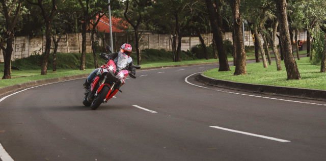 Test Ride Motor Sultan BMW S1000XR untuk Harian, Seberapa Nyaman? (140174)