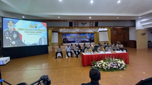 konferensi pers evaluasi kinerja Polda Jawa Tengah selama 2020 di Gedung Borobudur Polda Jawa Tengah di Semarang, Rabu (30/12/2020)