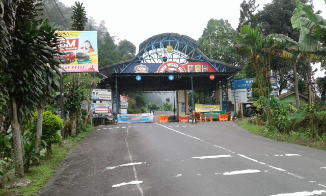 Pintu gerbang masuk Objek Wisata Guci. (Foto: Bentar)