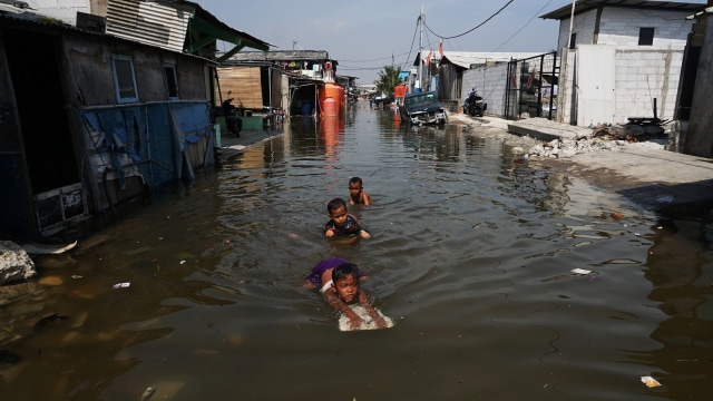 Dengan naiknya permukaan laut dan turunnya tanah pantai utara Jakarta, warga Muara Baru dipaksa akrab dengan banjir. Selain Muara Baru, Muara Angke juga sudah rutin diterjang rob.  Foto: Aditia Noviansyah/kumparan