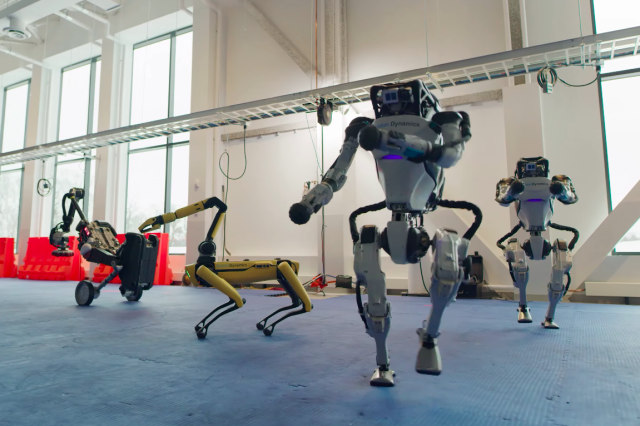 Robot buatan Boston Dynamics. Dari kiri ke kanan: Handle, Spot, dan dua android Atlas. Foto: Boston Dynamics