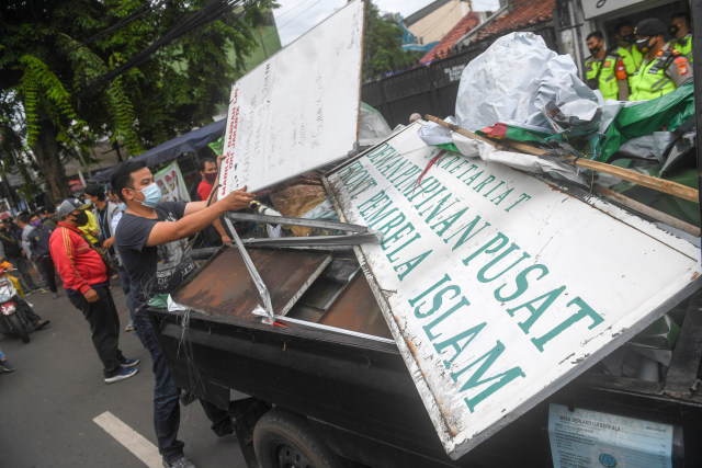 Petugas membongkar atribut-atribut saat melakukan penutupan markas  DPP Front Pembela Islam (FPI) di Petamburan, Jakarta, Rabu (30/12/2020). Foto: Akbar Nugroho Gumay/ANTARA FOTO
