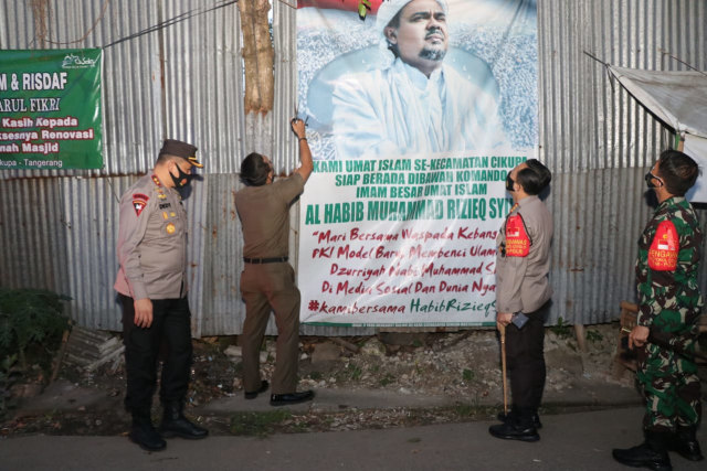 Pihak Polres Kota Tangerang, beserta TNI dan Pemerintah Daerah Kabupaten Tangerang, mencopot sejumlah atribut dan simbol milik organisasi Front Pembela Islam atau FPI, Rabu, (30/12). Foto: Dok. Istimewa