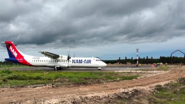 Pesawat komersial milik maskapai penerbangan NAM Air saat mendarat di Bandara Ngloram di Kecamatan Cepu Kabupaten Blora. Rabu (30/12/2020) (foto: priyo/beritabojonegoro)