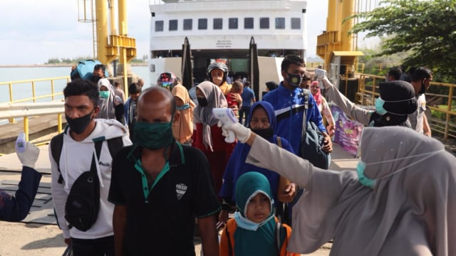 Penumpang kapal penyeberangan di Pelabuhan Ulee Lheue Banda Aceh dicek suhu tubuh oleh petugas, Kamis (24/12). Foto: Suparta/acehkini