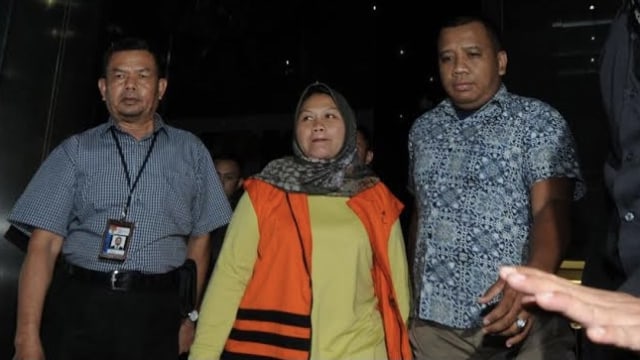 Bupati Bekasi Neneng Hassanah Yasin menggunakan rompi tahanan usai menjalani pemeriksaan di gedung KPK, Jakarta, Selasa (16/10/2018). (merdeka.com/Dwi Narwoko)