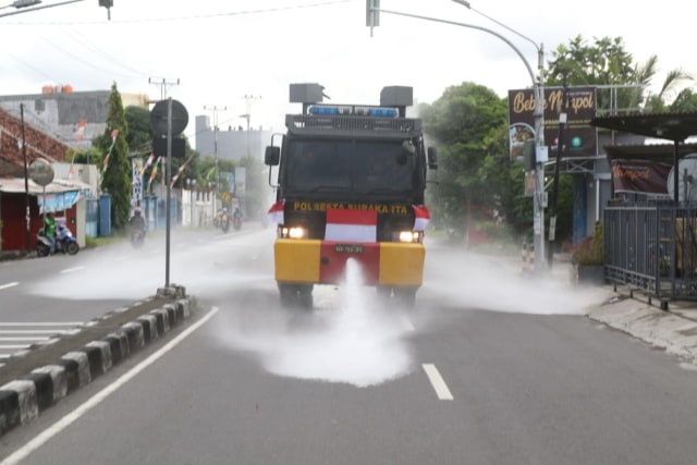 Kendaraan water cannon kepolisian dikerahkan untuk penyemprotan disinfektan di Solo