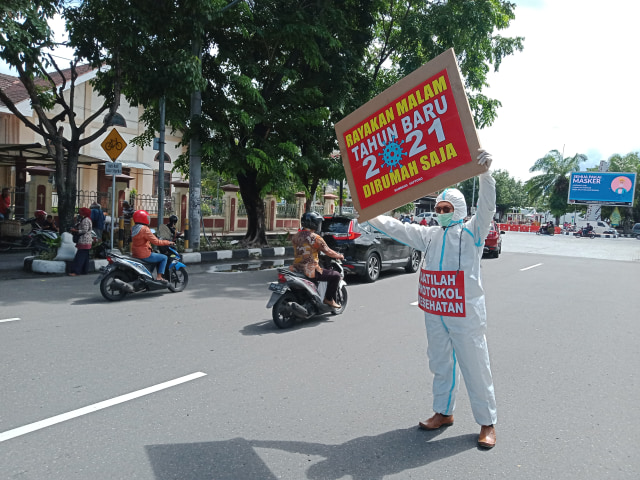 Bambang Saptono menggelar aksi tunggal mengajak masyarakat rayakan Tahun Baru di rumah saja