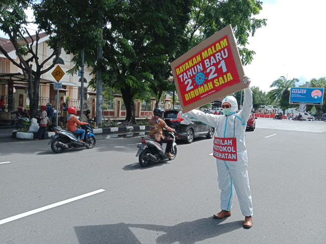 Ingatkan Perayaan Tahun Baru #DiRumahAja, Warga Solo Gelar Aksi Tunggal (53478)