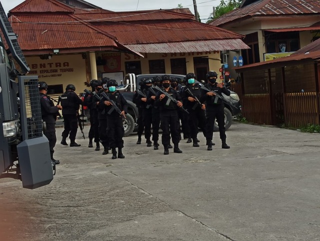 Tampak personel Brimob tiba di halaman Polres Sorong Selatan. Foto: Paul Atakey 