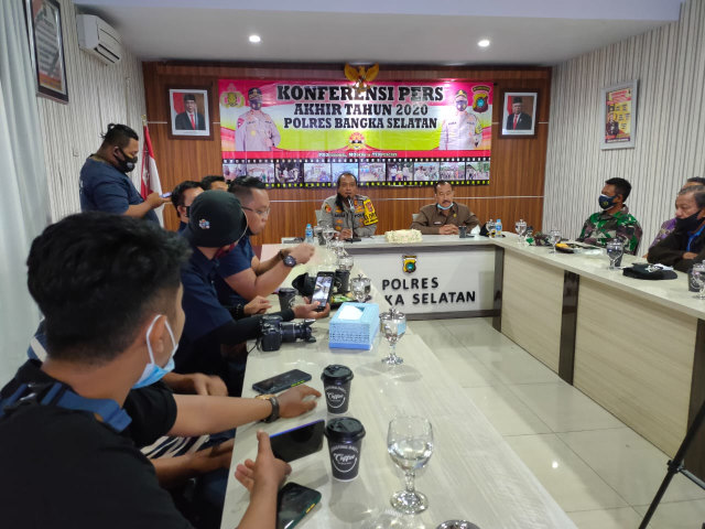 Kapolres Bangka Selatan, AKBP Agus Siswanto saat memimpin konferensi pers yang digelar di ruang Rajawali, Polres Bangka Selatan.