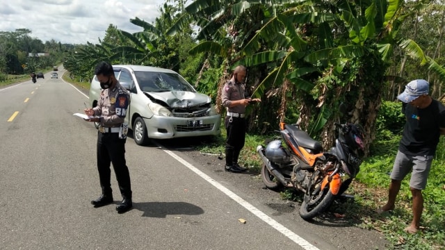 Polisi melakukan olah TKP kecelakaan lalu lintas antara mobil dan motor di Jalan Trans Sulawesi di Desa Barangmamase, Wajo, Sulsel. Foto: Dok. Satlantas Polres Wajo