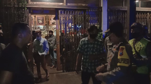 Penertiban tim gabungan menyasar kerumunan di kafe dan angkringan, pada Rabu (30/12/2020). Foto : Humas Polresta Malang Kota