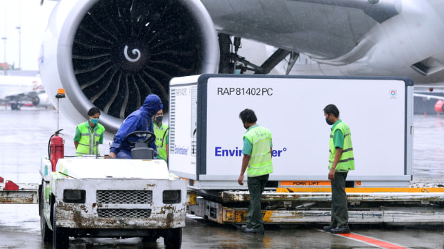 Pekerja memindahkan kontainer berisi vaksin corona Sinovac setibanya di Bandara Soekarno-Hatta, Tangerang, Kamis (31/12). Foto: Muchlis Jr/Istana Presiden/via Reuters