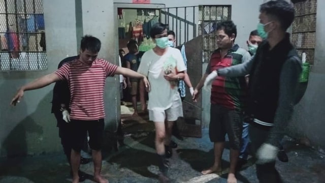 TAHANAN diperiksa oleh petugas Rumah Tahanan Kelas I Sialang Bungkuk, Pekanbaru. 