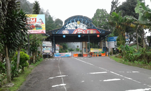 Pintu gerbang Objek Wisata Guci, Kabupaten Tegal. (Foto: Bentar)