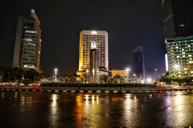 Suasana malam pergantian Tahun Baru 2021 di Kawasan Bundaran Hotel Indonesia, Jakarta, Kamis (31/12/2020).  Foto: Aditia Noviansyah/kumparan