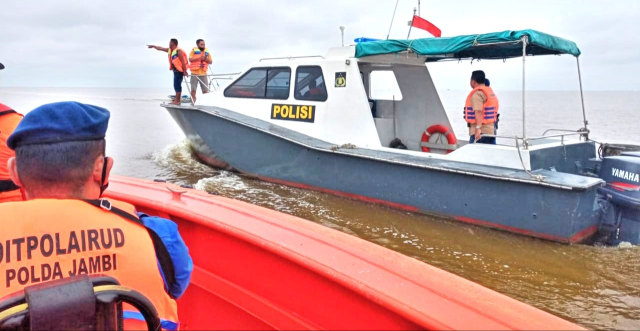 Proses pencarian nelayan yang hilang di perairan Kuala Kerang, Indragiri Hilir. Foto: Basarnas Jambi 