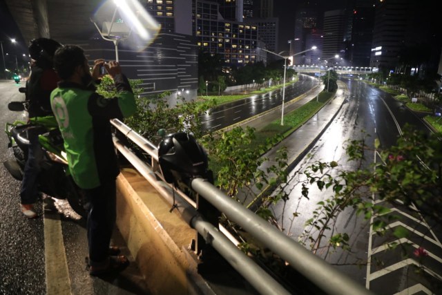 Suasana jalan di Jakarta yang sepi akibat penutupan. Foto: Aditia Noviansyah/kumparan