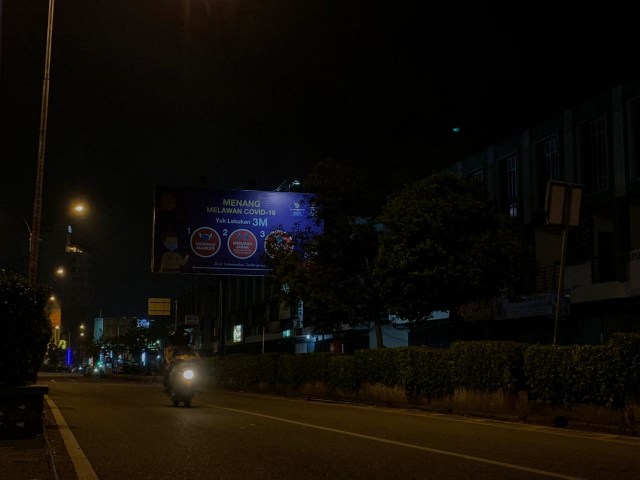 Jalan Gajah Mada Pontianak terpantau sepi, pada malam pergantian tahun. Foto: Teri/Hi!Pontianak