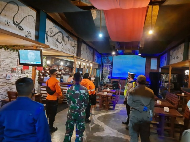 Tim Patroli Gabungan menyambangi cafe-cafe yang masih buka saat malam tahun baru. Dok. Kodim 1014/PBN