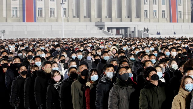 Orang-orang mengenakan masker saat menghadiri perayaan Tahun Baru 2021 di Pyongyang, Korea Utara, Jumat (1/1). Foto: Jon Chol Jin/AP Photo