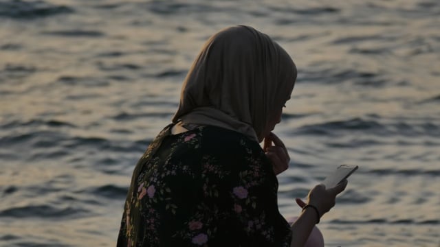 Islam dan Modernitas. Gambar : woman using smartphone (https://unsplash.com/photos/shVNOFP3opk)