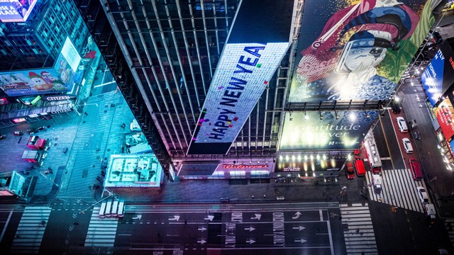 Jalan yang hampir kosong terlihat di Times Square selama acara Malam Tahun Baru virtual di Borough Manhattan di New York City, New York, AS, Kamis (31/12). Foto: Jeenah Moon/REUTERS
