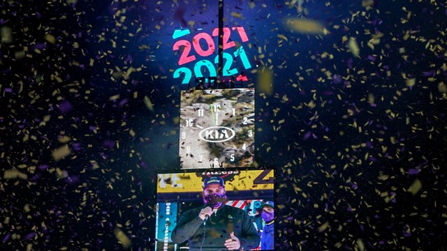 Confetti berterbangan mengelilingi jam hitung mundur di Times Square selama acara Malam Tahun Baru virtual di Borough Manhattan di New York City, New York, AS, Kamis (31/12). Foto: Jeenah Moon/REUTERS