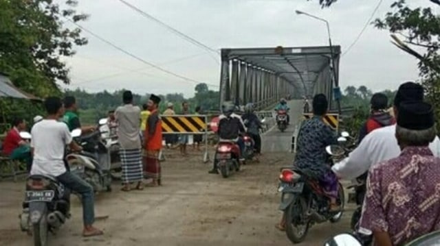 Situasi Jembatan Glendeng di Desa Simo Kecamatan Soko Kabupaten Tuban, setelah dibuat jembatan darurat untuk kendaraan roda dua dan pejalan kaki. Jumat (01/01/2021) (foto: istimewa)