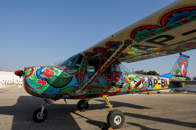 Pesawat Cessna yang dicat dengan seni truk Pakistan terlihat di area penerbangan umum Bandara Internasional Jinnah di Karachi, Pakistan. Foto: Akhtar Soomro/REUTERS
