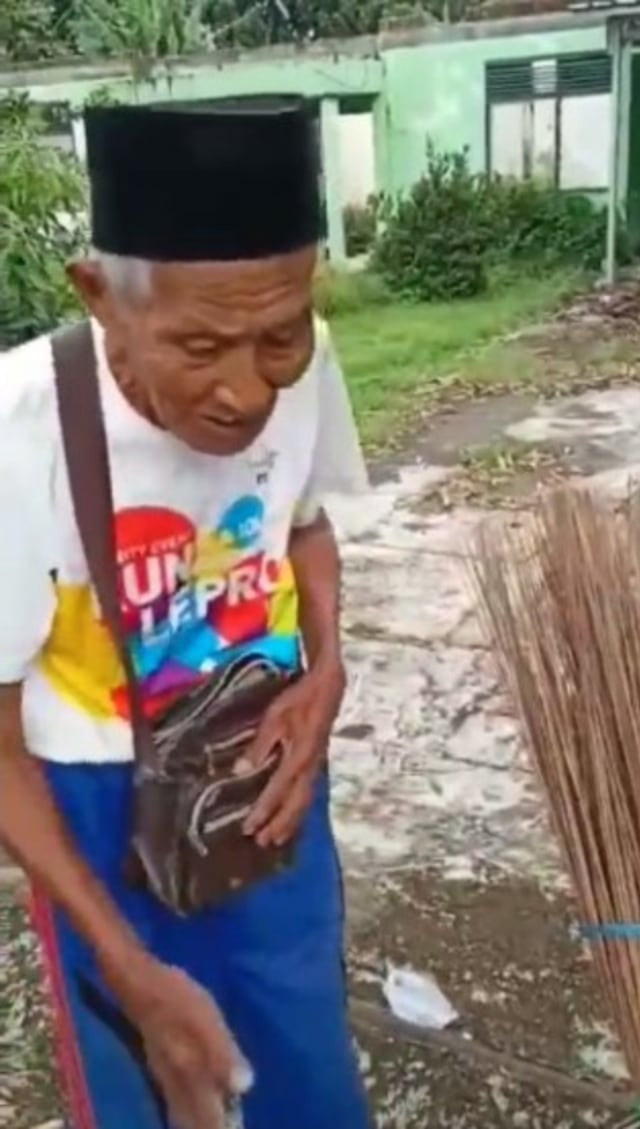 Viral kakek penjual sapu lidi bernama Sarman di Kabupaten Pandeglang, Banten, dijambret saat jualan di pinggir jalan. (Foto: Instagram/@berbaginasipandeglang)