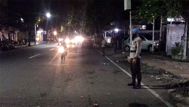 Kepolisian berjaga-jaga di sejumlah ruas jalan di Kota Manado yang sering dijadikan lokasi pusat keramaian pada malam tahun baru. Kali ini, malam pergantian tahun dilarang menggelar kegiatan apapun.