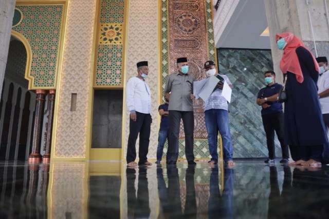 Gubernur Aceh Nova Iriansyah didampingi istri, Dyah Erti Idawati, dan Bupati Nagan Raya Jamin Idham meninjau pembangunan Masjid Agung Baitul A'la yang lebih dikenal dengan sebutan Masjid Giok. Foto: Humas Setda Aceh