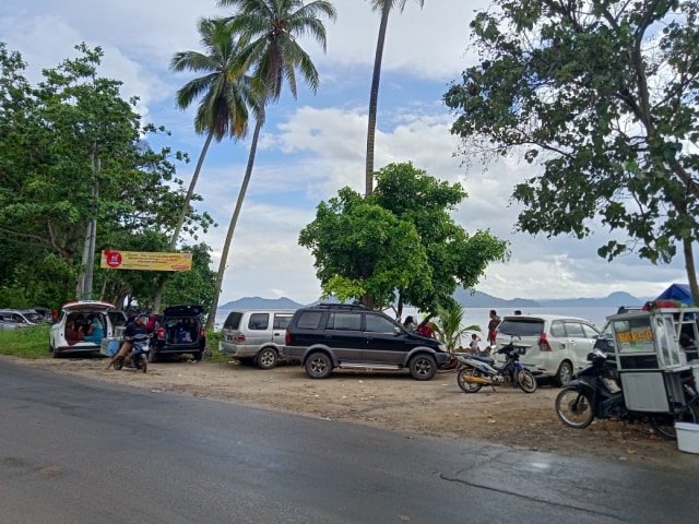 Situasi pantai di tepi jalan Way Ratai Pesawaran ramai oleh pengunjung, Jumat (1/1)| Foto: Sidik Aryono/Lampung Geh