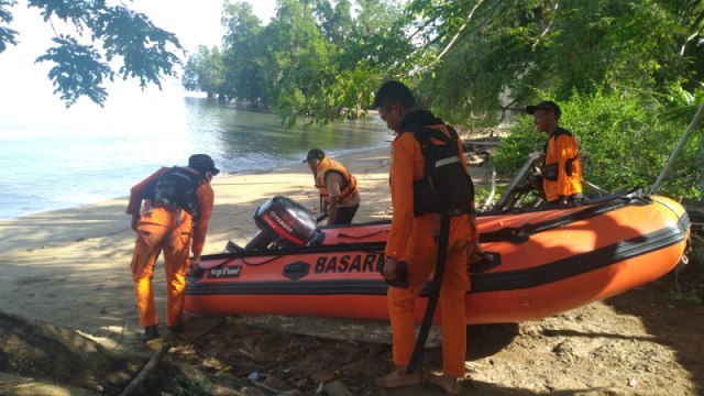 Tim Basarnas saat melakukan pencarian korban hilang di pantai Desa Bilo, Kabupaten Tolitoli, Sulteng. Foto: Istimewa