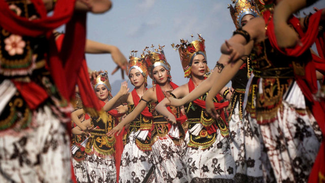 Penari festival Gandrung Sewu di Pantai Marina Boom, Banyuwangi, Sabtu (12/10/2019). Foto: Jamal Ramadhan/kumparan