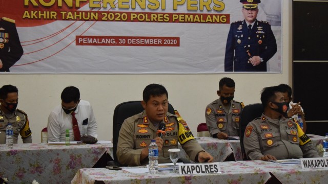 Kapolrés Pemalang, AKBP Ronny Tri Prasetyo wayah Konferénsi pérs akhir taun 2020 nang Hotel Winner Pemalang, dina Rebo (30/12/2020).