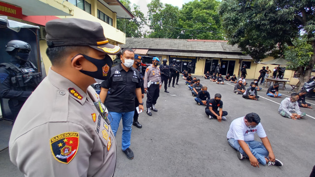 Para tersangka kasus penggerudukan dan intimidasi kantor BPR di Solo