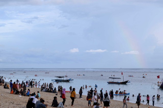Sejumlah wisatawan mengunjungi kawasan Pantai Pandawa, Badung, Bali, Jumat (1/1/2021). Foto: Fikri Yusuf/ANTARA FOTO