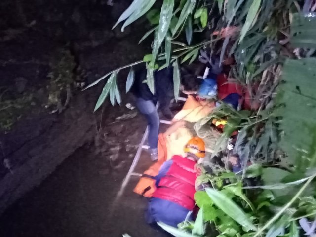 Tim SAR evakuasi jasad pria yang tewas terpeleset di Sungai Cipedes, Bandung. Foto: Dok. Istimewa