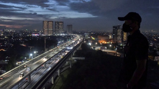 Sejumlah kendaraan melintas di tol Jakarta-Cikampek layang (elevated), Bekasi, Jawa Barat, Jumat (1/1). Foto: Fakhri Hermansyah/ANTARA FOTO