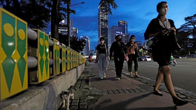 Sejumlah pejalan kaki berjalan di trotoar jalan utama setelah jam kerja di Jakarta, Indonesia, (17/12). Foto: Willy Kurniawan/REUTERS