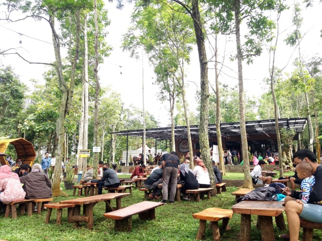 Suasana di Marlina Kopi, kafe dengan konsep outdoor yang lagi hits di Kabupaten Majalengka, Jawa Barat. (Oki Kurniawan) 