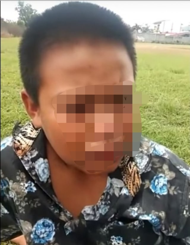 Viral aksi bullying seorang bocah di Berastagi, Sumatera Utara, disuruh rekam kakak mandi hingga diancam dibunuh. (Foto: Facebook/Warga Raya)