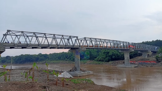 Jembatan Terusan Bojonegoro-Blora (TBB), yang menghubungkan Desa Luwihhaji Kecamatan Ngraho Kabupaten Bojonegorodengan Desa Medalem Kecamatan Kradenan Kabupaten Blora. (foto: dan/beritabojonegoro)